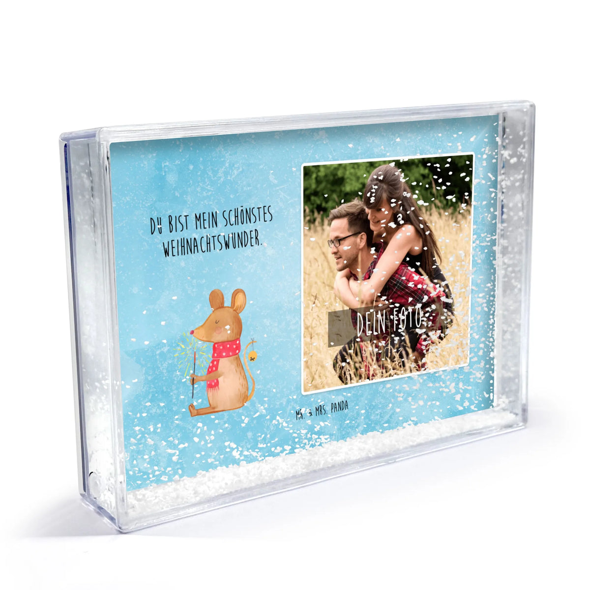 Schüttelrahmen mit Foto Maus Weihnachten Schüttelrahmen mit Bild, Fotorahmen zum Schütteln mit Foto, Mr. & Mrs. Panda Schüttelrahmen mit Foto, Schneerahmen mit Foto personalisiert, Fotorahmen mit Wunschfoto, Fotobilderrahmen personalisiert, Schüttelbilderrahmen mit Foto, Bilderrahmen mit Foto zum Schütteln, Personalisierbarer Fotorahmen mit Foto, Schüttelrahmen mit deinem Foto, Schüttelrahmen Mr. & Mrs. Panda Foto, Bilderrahmen mit Wunschfoto, Schüttelrahmen mit eigenem Bild, Foto Schüttelrahmen mit Schnee, Personalisierter Rahmen mit Foto, Acrylglas Schüttelrahmen mit Foto, Personalisierter Schüttelrahmen, Rahmen mit eigenem Foto, Bilderrahmen für eigene Fotos, Schüttelrahmen Wunschfoto, Schüttelrahmen mit Tiefenwirkung und Foto, Schüttelrahmen eigenes Foto, Foto Schüttelrahmen, Acryl Schüttelrahmen mit Foto, Personalisierbarer Schüttelrahmen mit Foto, Personalisierter Schneebilderrahmen Foto, Personalisierter Fotorahmen, Schüttelrahmen mit eigenem Foto, Fotoschüttelrahmen, Schüttelrahmen mit Foto, Fotorahmen mit eigenem Bild, Schneeschüttelrahmen mit Foto, Bilderrahmen mit eigenem Bild, Acryl Bilderrahmen mit Foto, Foto Schüttelrahmen Acrylglas, Schüttelrahmen mit Foto personalisiert, Personalisierter Bilderrahmen, Schüttelrahmen mit Foto und Schnee, individueller Schüttelrahmen mit Foto, Schüttelrahmen mit Wunschfoto, Rahmen mit Foto, Personalisierbarer Bilderrahmen mit Foto, Schüttelrahmen für persönliches Foto, Bilderrahmen mit Foto, Fotorahmen mit eigenem Foto, Weihnachten, Winter, Weihnachtsdeko, Nikolaus, Advent, Heiligabend, Wintermotiv, Frohe Weihnachten, Weihnachtswunder, Weihnachtsgruß, Mäuschen, Maus, Weihnachtsmotiv