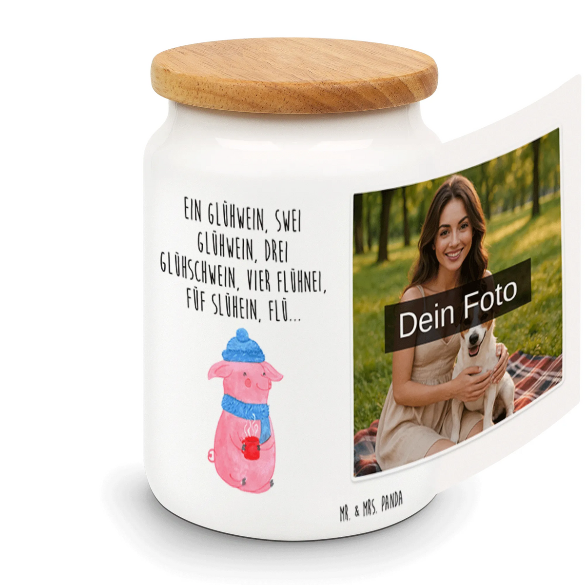 Personalisierte Foto Vorratsdose Schweinchen Glühwein Personalisierte Keksdose Foto, Keksdose personalisiert Foto, Vorratsdose Foto, Fotodruck Keksdose, Vorratsdose Mit Bild, Foto Dose, Dose mit Fotodruck, Fotogeschenk Dose, Fotogeschenk Keksdose, Gebäckdose mit Foto, Keksdose Bild, Vorratsdose Bedrucken Lassen, Küchenbox Mit Bild, Personalisierte Keksdose, Personalisierte Fotodose, Dose Bild bedrucken, Foto Keksdose, Fotodose mit Deckel, Keksdose mit Foto, Vorratsdose Mit Foto, Keramikdose mit Bild, Keramikdose Foto, Foto Plätzchendose, Dose mit Foto, Foto Vorratsdose, Foto Gebäckdose, Fotodose, Weihnachten, Winter, Weihnachtsdeko, Nikolaus, Advent, Heiligabend, Wintermotiv, Spruch, Betrunken, Glühwein, Weihnachtsmarkt